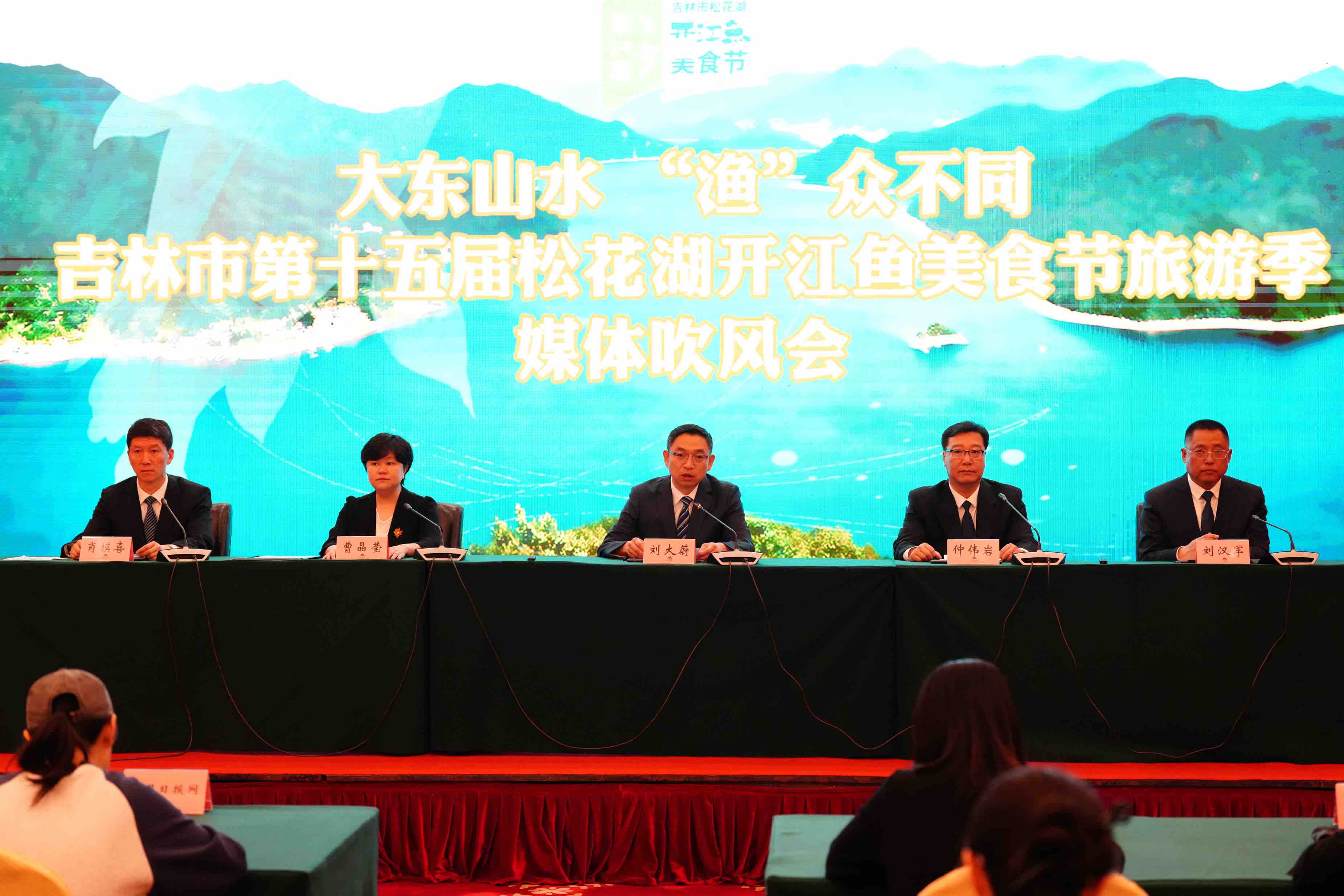 青山绿水鱼儿肥 焕彩江城唤游人