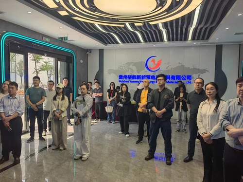 采访团在双龙工业园区调研1