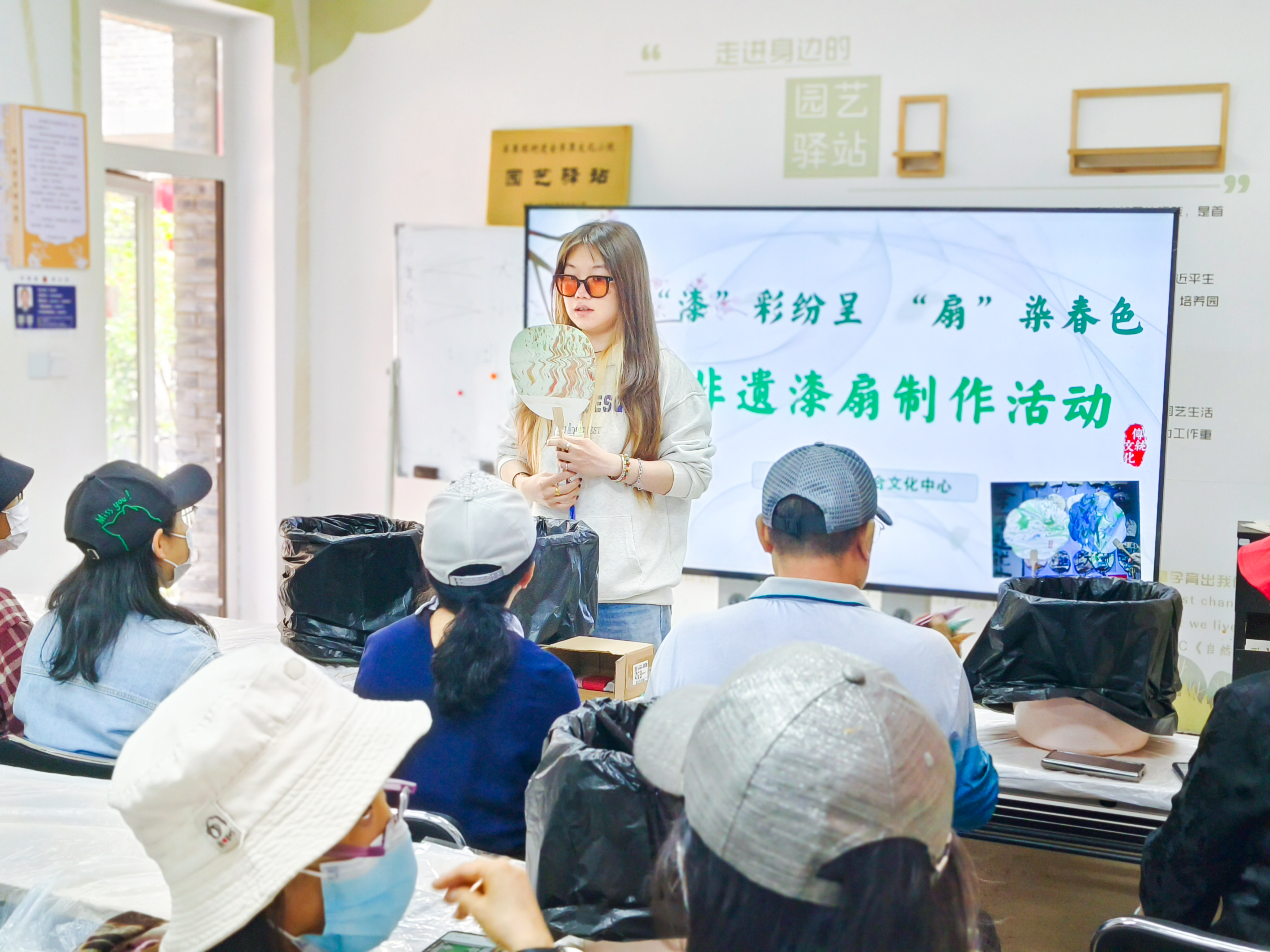 北京苹果园街道综合文化中心开展“‘漆’彩纷呈 ‘扇’染春色”非遗漆扇制作活动