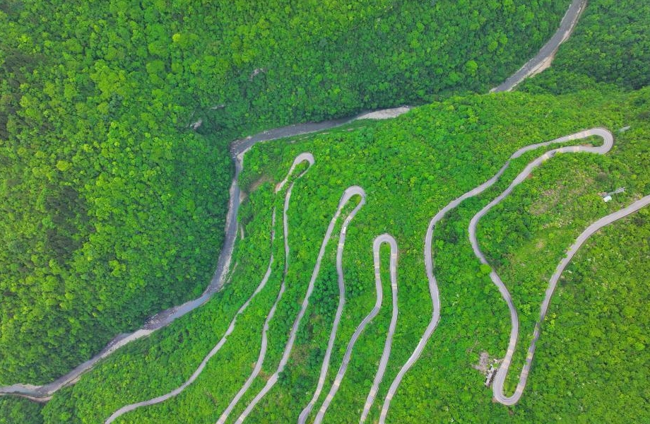 湖北巴东：盘山公路如巨龙在山间“起舞”