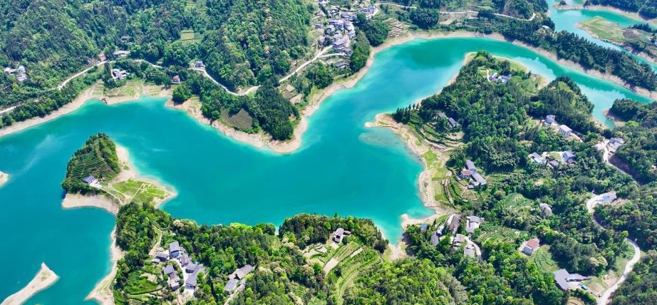 湖北恩施：山间水库如碧玉