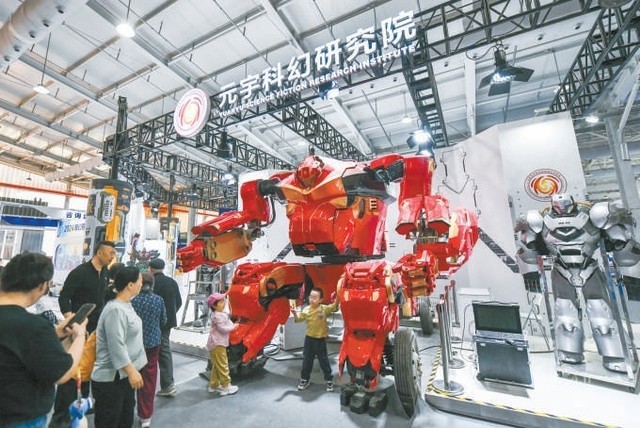 北京首钢园成微度假热门打卡地 老工业基地焕发青春活力