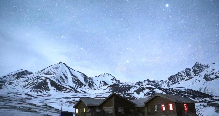 青海岗什卡雪峰白雪皑皑 银光熠熠
