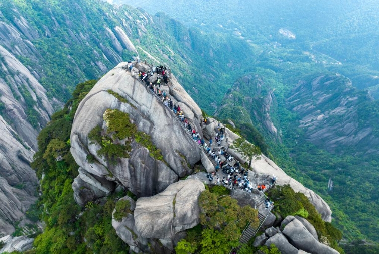 安徽黄山天都峰恢复对外开放
