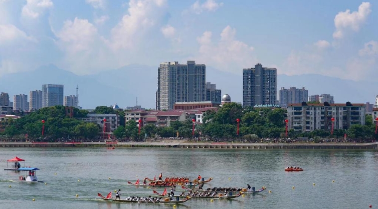 “庐山杯”龙舟赛在江西南门湖举行