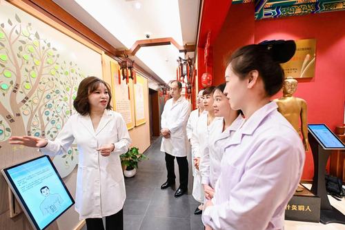 何银萍（左）在培训弟子。（图片由受访者提(4710898)-20240607085711