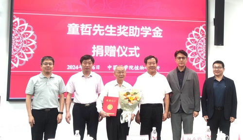 童哲先生捐赠后留影。摄影  梓涵