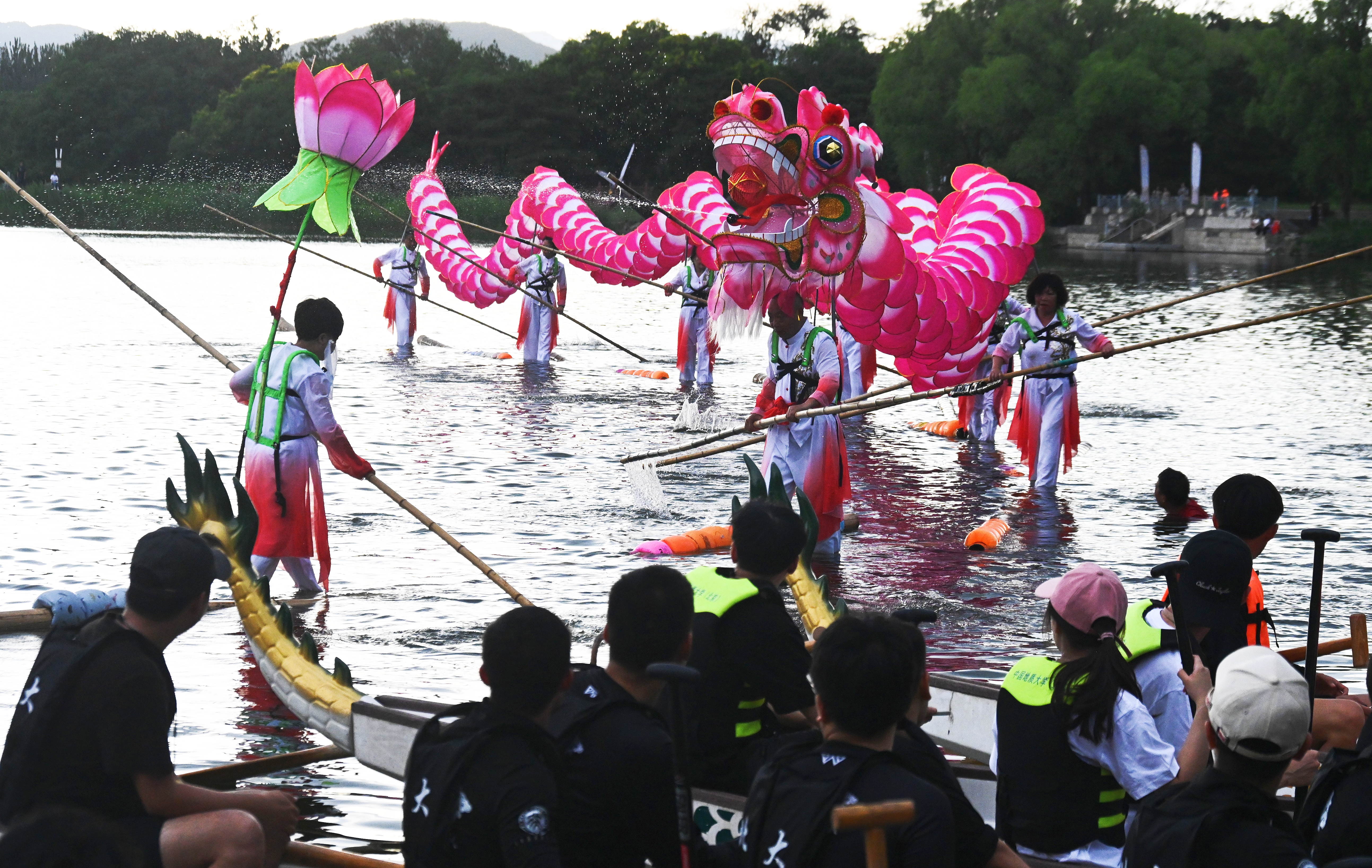 圆明园举办龙舟竞渡、非遗表演与文创市集 共庆端午佳节