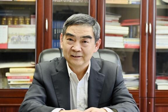 坚持铸牢中华民族共同体意识