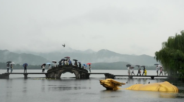 “杭州西湖日” 雨中游西湖