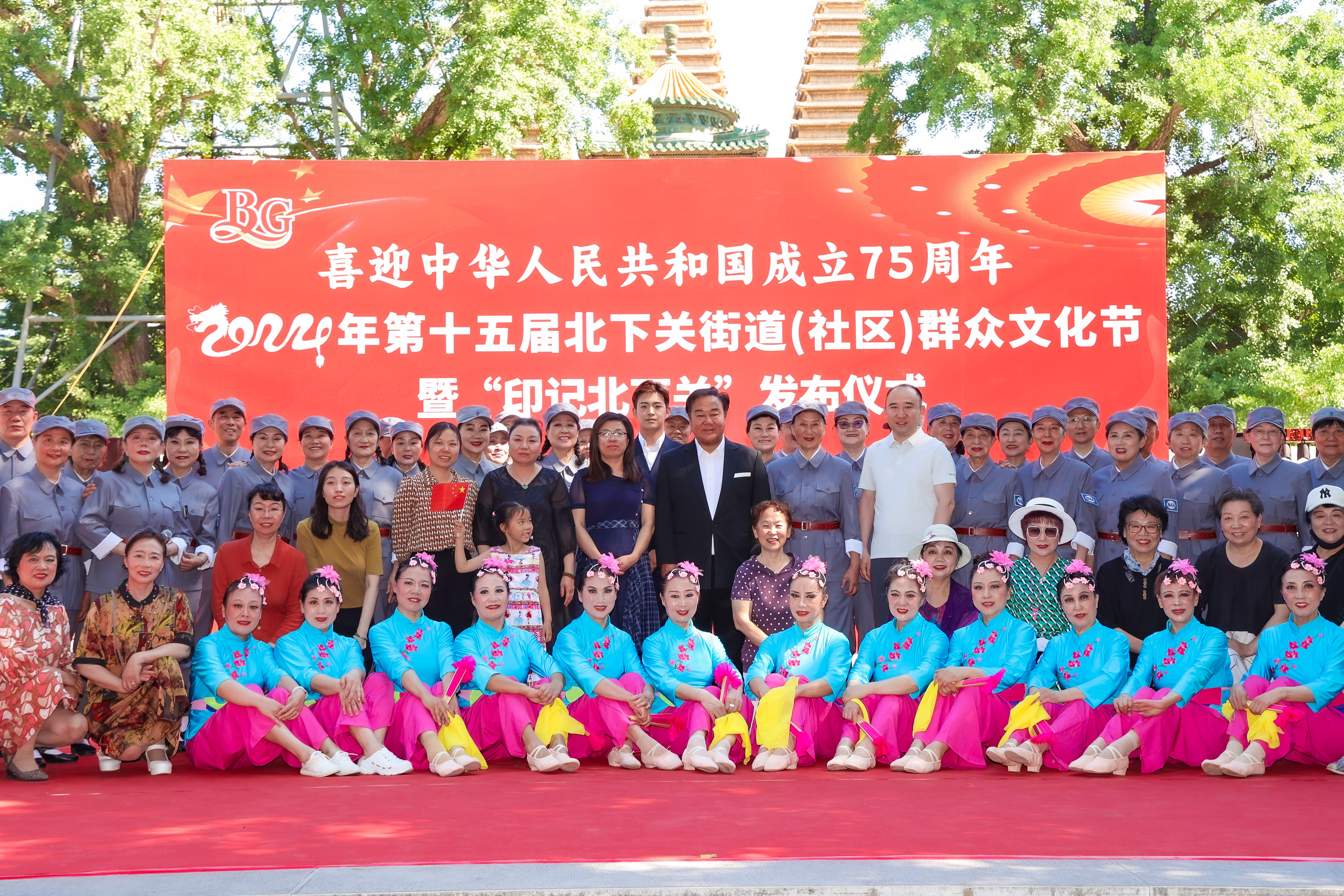 群众文化节载歌载舞祝福祖国