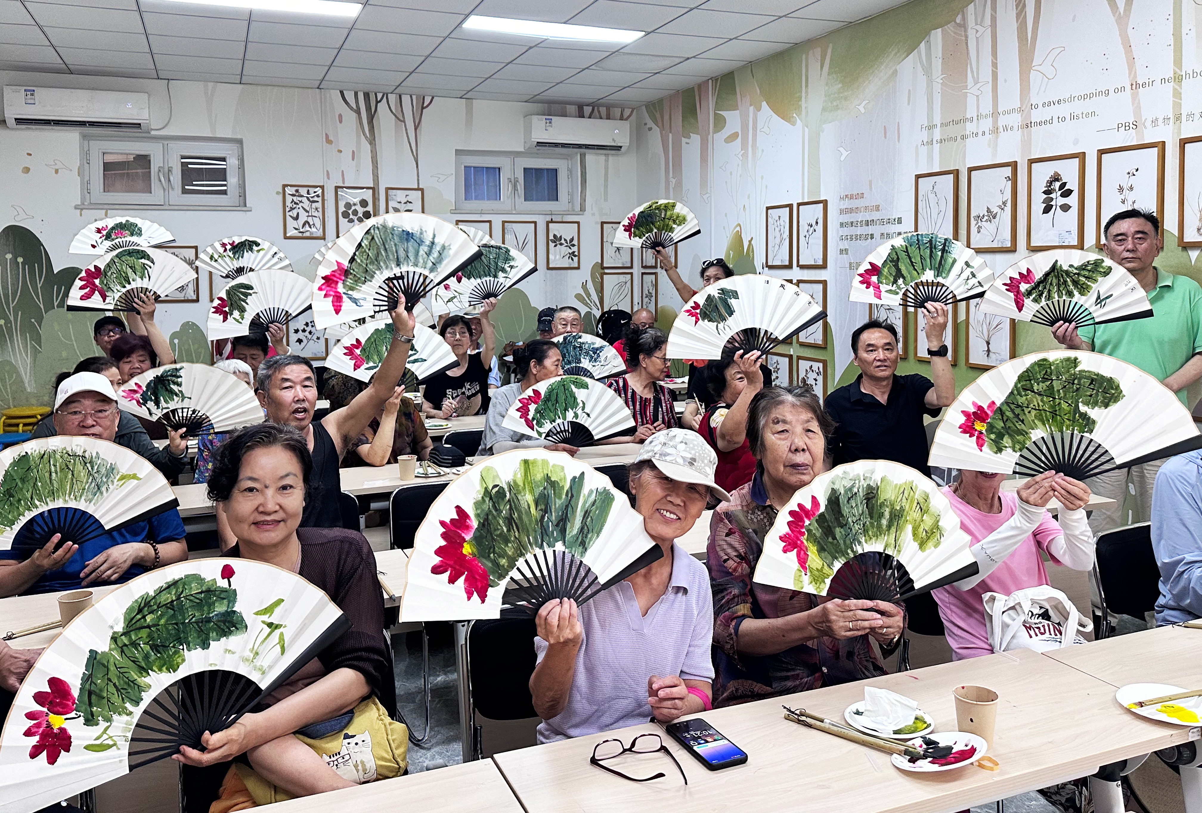 折扇清风心向党 不忘初心颂党恩