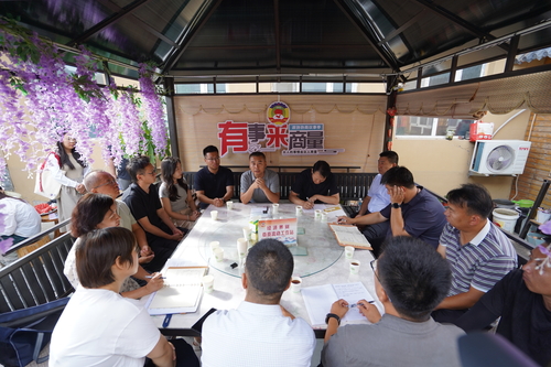 在阜康市三工河乡山坡中心村协商小院中，经济界别流动委员工作室协商活动助力乡村振兴