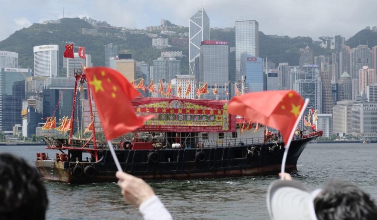 香港渔船维港巡游 庆祝香港回归祖国27周年