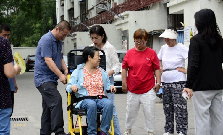 老楼房有了“爬楼机”