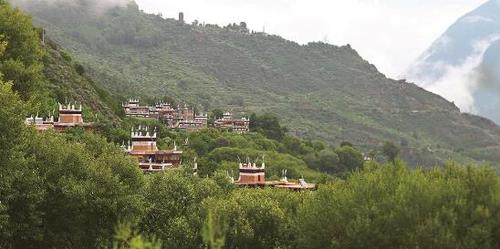 位于四川省甘孜藏族自治州丹巴县的甲居藏寨风景如画。 本报记者 齐波 摄