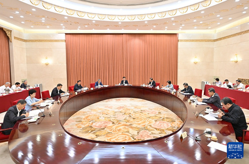  7月19日，中共全国政协党组在北京召开会议，传达学习贯彻党的二十届三中全会精神，传达学习习近平总书记在全会上的重要讲话精神，结合政协实际，研究部署贯彻落实具体举措。中共中央政治局常委、全国政协主席、党组书记王沪宁主持并讲话。新华社记者 李响 摄