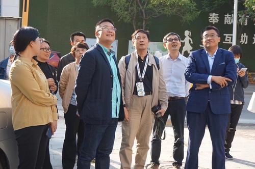 李岩（前排左一）向国家文物局调研组介绍沈阳革命文物肇新窑业公司的修缮保护情况。 （图片由受访者提供）
