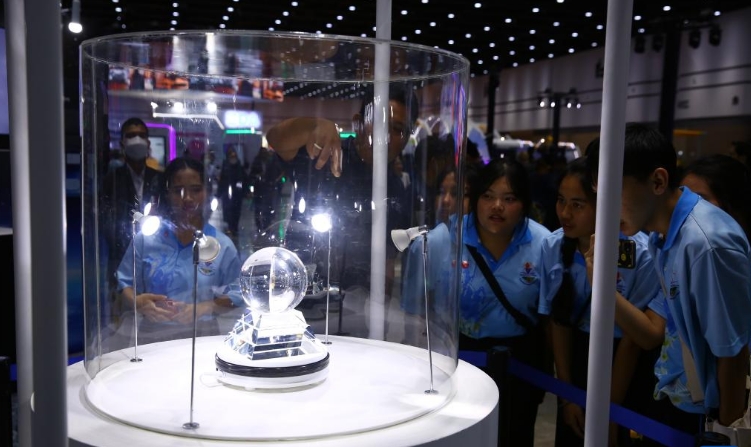 嫦娥五号月壤样品首次在泰展出