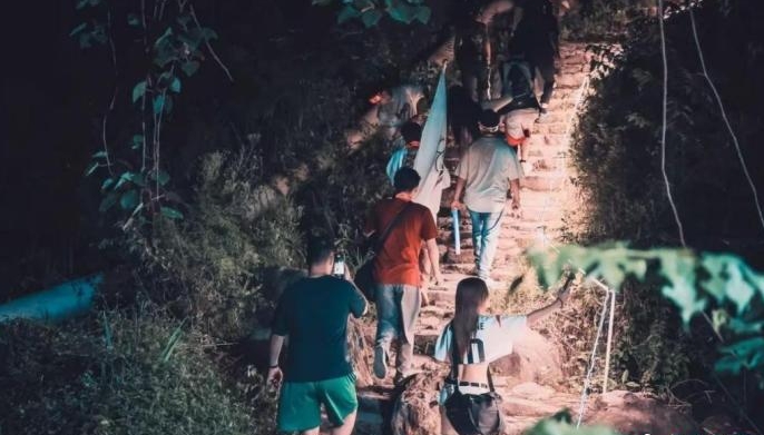 “Z世代”旅游新潮：错时夜爬收获快乐