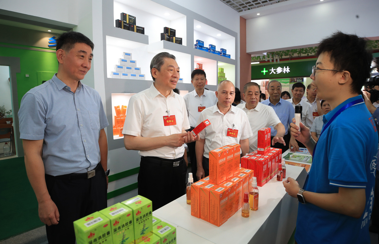    广西壮族自治区政协常委视察团围绕“深化区域合作，推动广西中医药产业高质量发展”开展监督性视察