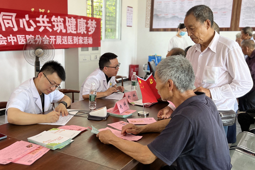 连日来，气温持续攀升，四川省南充市蓬安县政协积极组织部分政协委员，发挥专业特长，深入乡村、社区、村组，开展送医下乡及健康义诊活动。彭圣洲 摄