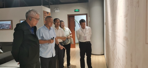 李欣给中轴线考察专家张建文讲中轴线