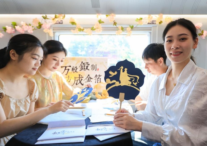 列车上缤纷展演迎七夕