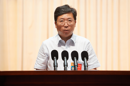 王 东