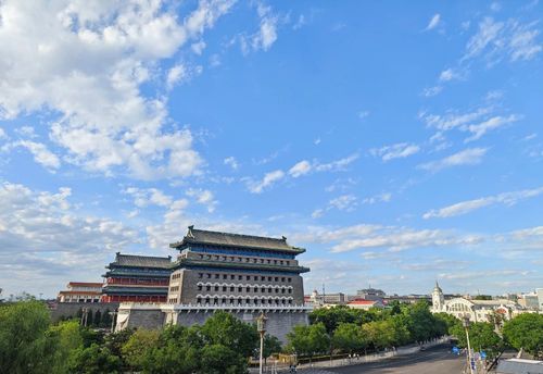 蓝天白云下的毛主席纪念堂、正阳门城楼、正阳门箭楼（左至右，5月31日摄）。新华社记者 陈晔华 摄