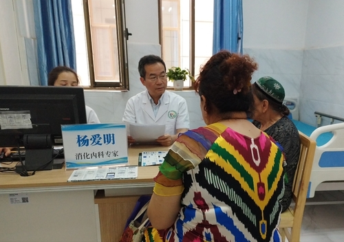 活动组成员在昆玉市人民医院义诊