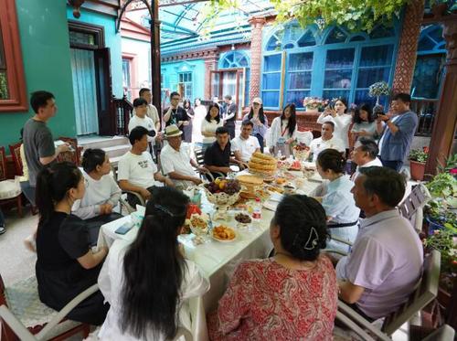 △在伊宁市六星街社区一家民宿小院里，一场“奶茶议事会”正在进行。