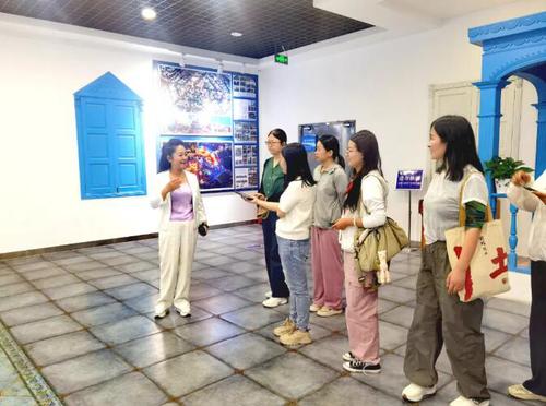△伊宁市政协党组成员、副主席苏娉在接受记者采访。