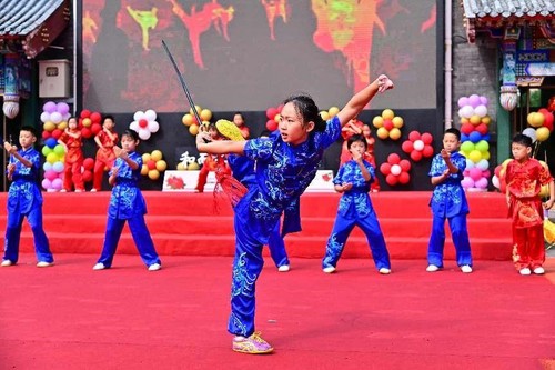 开学典礼上武术社团的学生带来精彩的武术表演