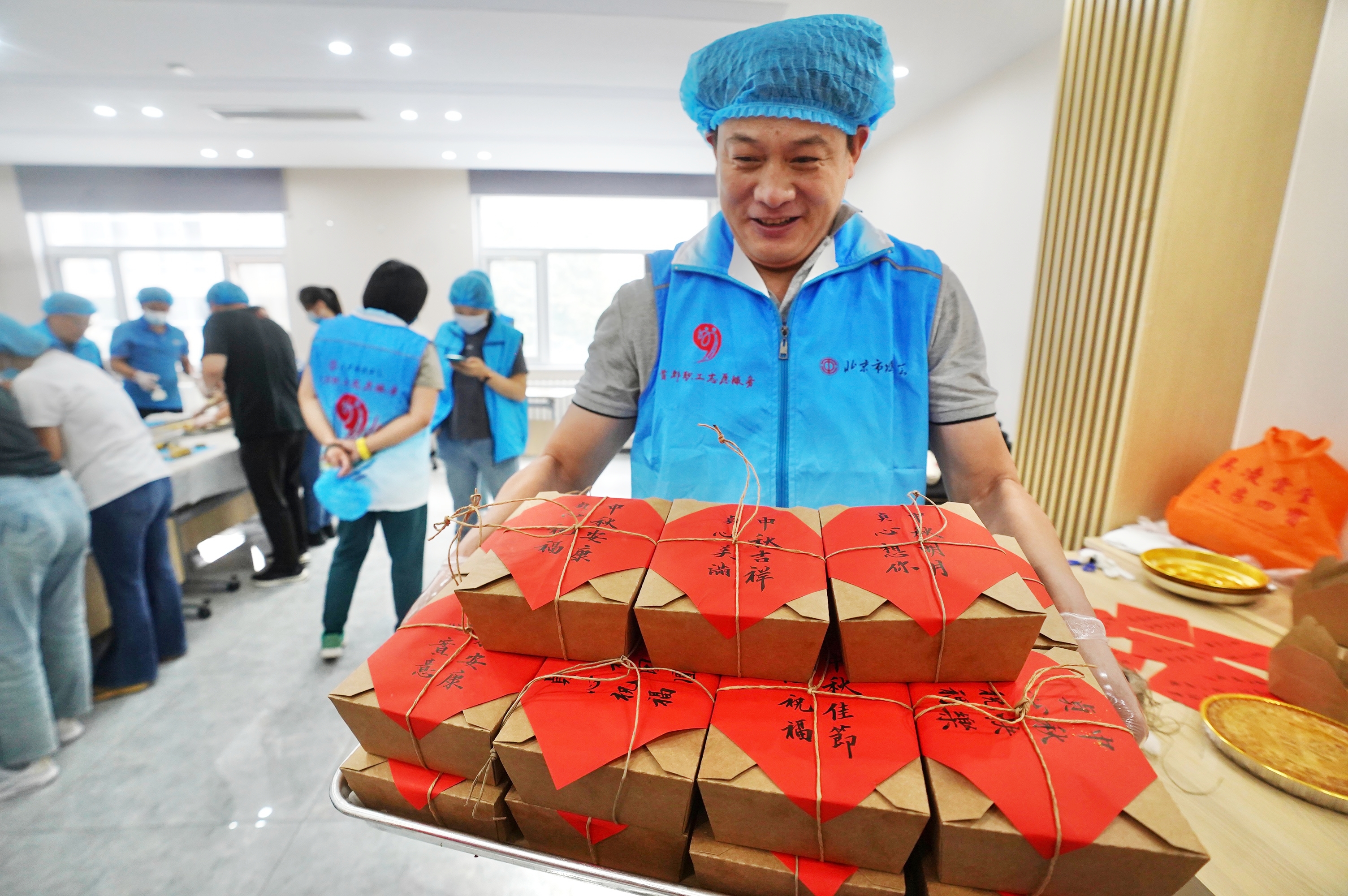 “劳模”牌月饼送给快递小哥
