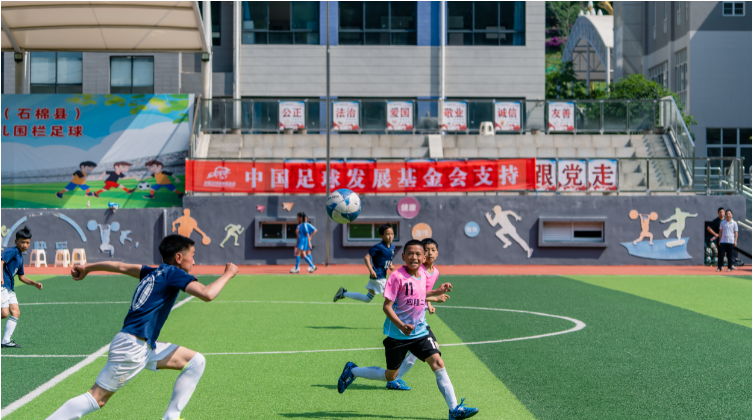 少儿围栏足球项目助力百余支青少年球队成立