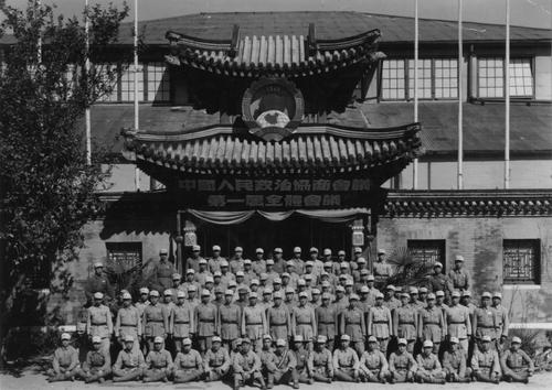 保卫中国人民政治协商会议第一届全体会议的卫士们合影。