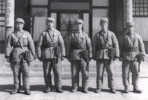 1949年3月至10月，张应龙（右二）等中央警卫处“手枪队”在中南海丰泽园前留影。