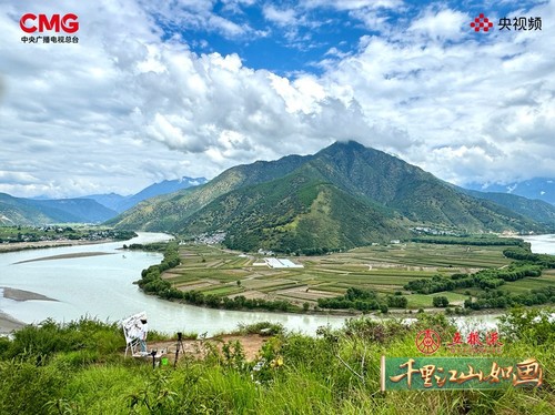 中国文艺志愿者协会副主席、中国美术家协会理事何加林在云南丽江长江第一湾写生创作