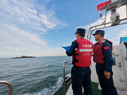 2024年6月7日，山东烟台海警局长岛工作站执法员位辖区海域巡查海岛（卢煜萱 摄）