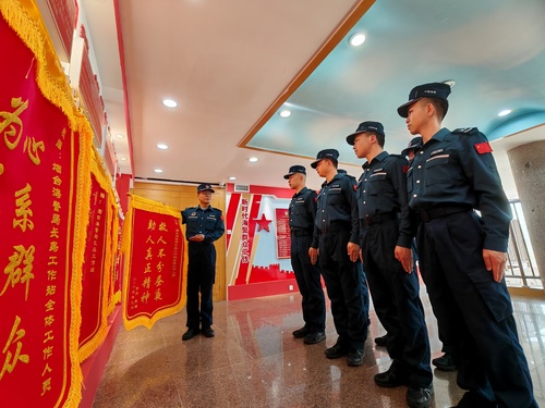2024年6月8日，山东烟台海警局长岛工作站组织执法员开展仪式教育（卢煜萱 摄）