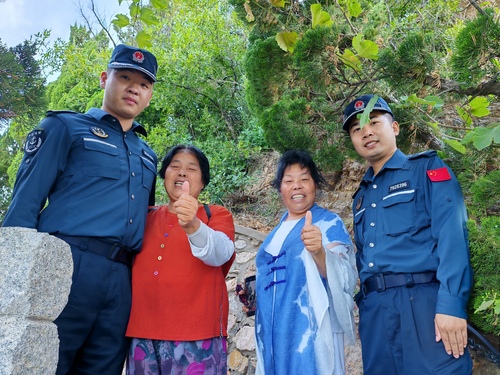 2024年6月27日，山东烟台海警局长岛工作站执法员在开展辖区巡逻过程中搀扶年迈老人，受到点赞好评（卢煜萱 摄）