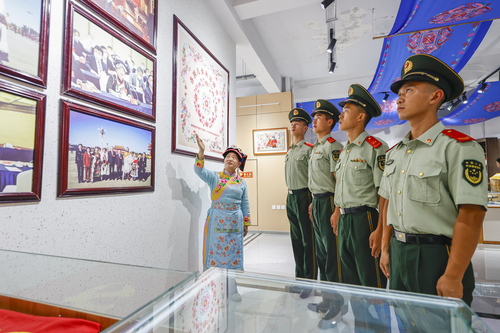 绣娘为官兵们讲述羌绣知识（杨闽摄）