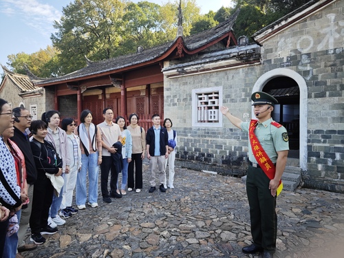 “古田小火炬”为游客义务讲解 江秀平摄的副本