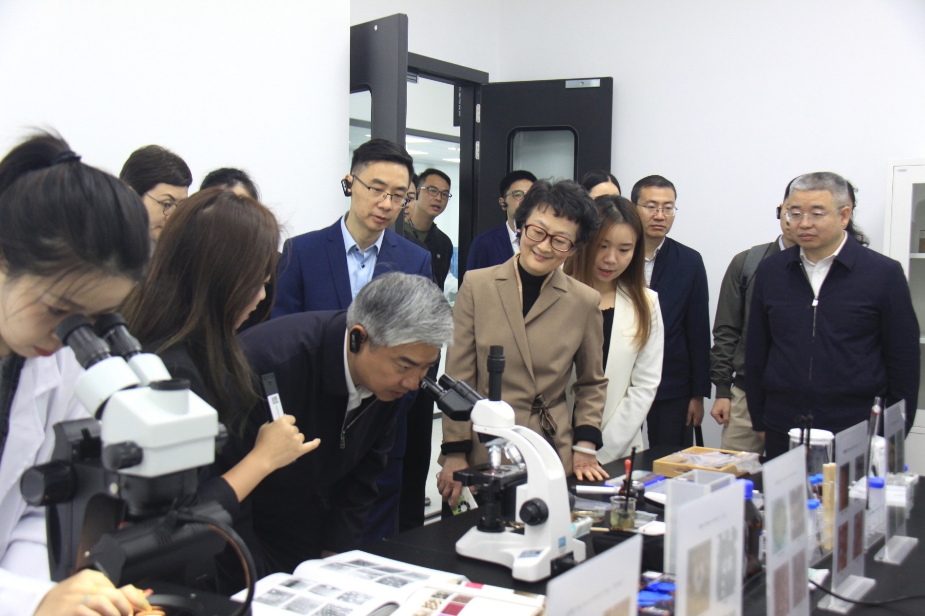 商务部部长助理唐文弘调研得物超级品质保障中心，充分肯定得物查验鉴别的专业性
