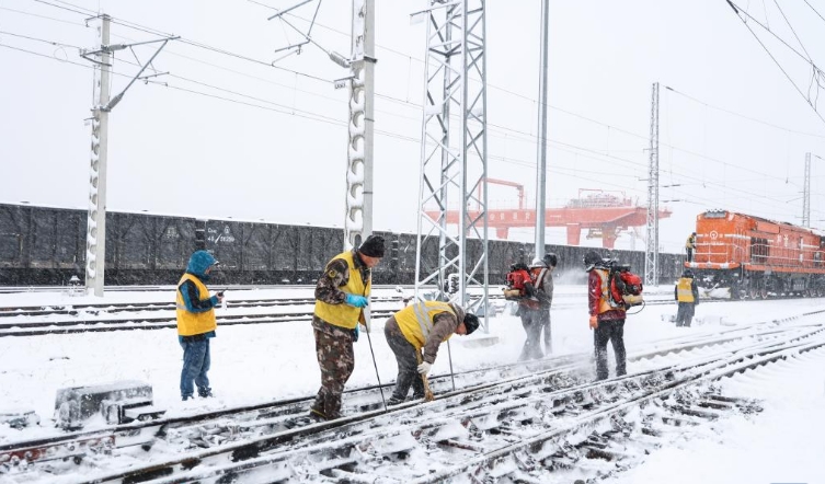 绥芬河铁路口岸迎战首场风雪