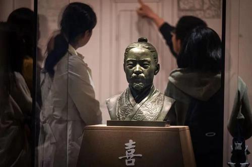 “喜”的3D复原头像在“惠此简书——睡虎地秦墓出土简牍”展览中展出。新华社记者肖艺九 摄