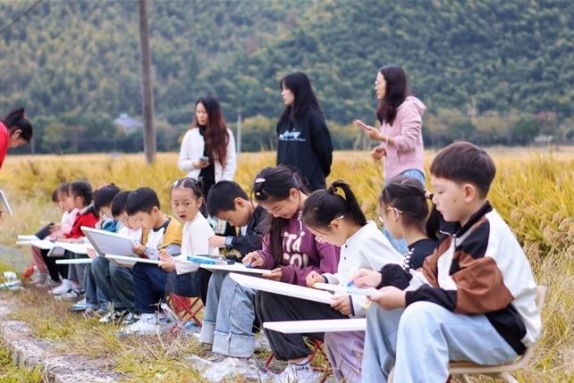 “秋野农趣·稻田里的约绘”自然研学 把课堂“搬进”大自然