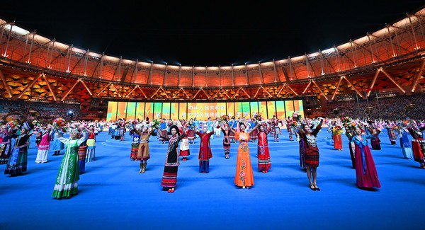 图为演员在闭幕式上表演。(5821707)-20241201095429