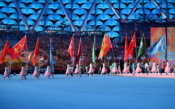 图为各代表团旗帜在闭幕式上入场。(5821704)-20241201095348